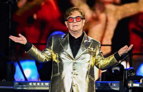 Elton John wurde nach einem Sturz ins Krankenhaus geliefert