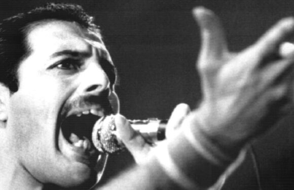 Klavier von Freddie Mercury für viel Geld versteigert
